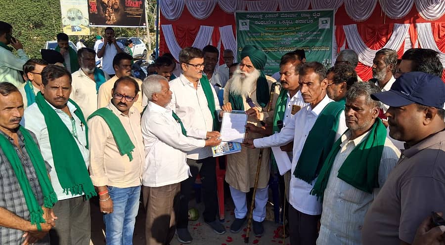 ಶ್ರೀರಂಗಪಟ್ಟಣಕ್ಕೆ ಬುಧವಾರ ಆಗಮಿಸಿದ ಸಂಯುಕ್ತ ಕಿಸಾನ್‌ ಸಂಯುಕ್ತ ಸಂಘಟನೆಯ ನಾಯಕ ಜಗಜಿತ್‌ಸಿಂಗ್‌ ದಲೈವಾಲ ನೇತೃತ್ವದ ತಂಡವನ್ನು ರೈತಸಂಘ ಮುಖಂಡರು ಸ್ವಾಗತಿಸಿ ಮನವಿ ಸಲ್ಲಿಸಿದರು