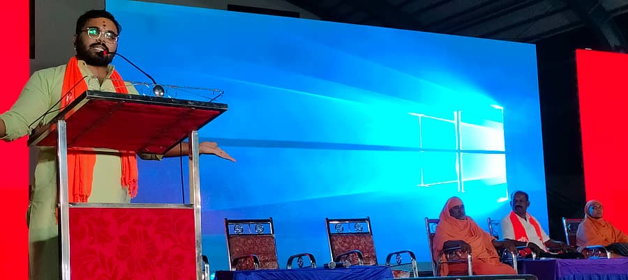 ಕನಕಪುರ ತಾಲ್ಲೂಕು ಕ್ರೀಡಾಂಗಣದಲ್ಲಿ ನಡೆದ ಹಿಂದೂ ಸಮಾಜೋತ್ಸವ ಕಾರ್ಯಕ್ರಮದಲ್ಲಿ ಹಿಂದೂ ಸಮಾಜದ ಮುಖಂಡ ಉತ್ಕರ್ಷ ಮಾತನಾಡಿದರು