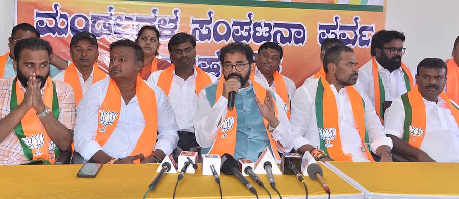 ಕೋಲಾರದಲ್ಲಿ ಬುಧವಾರ ಪತ್ರಿಕಾಗೋಷ್ಠಿಯಲ್ಲಿ ವಿಧಾನ ಪರಿಷತ್ ವಿರೋಧ ಪಕ್ಷದ ನಾಯಕ ಛಲವಾದಿ ನಾರಾಯಣಸ್ವಾಮಿ ಮಾತನಾಡಿದರು. ಕೆ.ಎಸ್‌.ಮಂಜುನಾಥಗೌಡ, ಓಂಶಕ್ತಿ ಚಲಪತಿ, ಎಸ್‌.ಮುನಿಸ್ವಾಮಿ, ವೈ.ಸಂಪಂಗಿ ಪಾಲ್ಗೊಂಡಿದ್ದರು