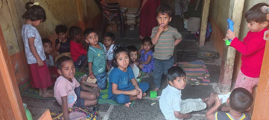 <div class="paragraphs"><p>ಚಿಕ್ಕೋಡಿ ತಾಲ್ಲೂಕಿನ ಕಬ್ಬೂರ ಪಟ್ಟಣದಲ್ಲಿ ಅಂಗನವಾಡಿ ಕೇಂದ್ರದಲ್ಲಿ ಕಲಿಕೆಯಲ್ಲಿ ತೊಡಗಿರುವ ಮಕ್ಕಳು.</p></div>