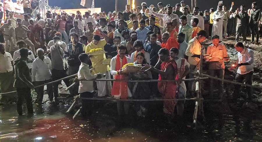 ಕಂಪ್ಲಿ ಉತ್ಸವ ಪ್ರಯುಕ್ತ ಸೋಮಪ್ಪ ಕೆರೆಯಲ್ಲಿ ಶಾಸಕ ಜೆ.ಎನ್. ಗಣೇಶ್, ಶ್ರೀದೇವಿ ದಂಪತಿ ಬಾಗೀನ ಅರ್ಪಿಸಿದರು. ಜಿಲ್ಲಾ ಉಸ್ತುವಾರಿ ಸಚಿವ ಬಿ.ಝಡ್. ಜಮೀರ್ ಅಹಮ್ಮದ್ ಖಾನ್, ಮಹಮ್ಮದ್ ಜುಬೇರ್, ಕೆ. ಶ್ರೀನಿವಾಸರಾವ್ ಭಾಗವಹಿಸಿದ್ದರು