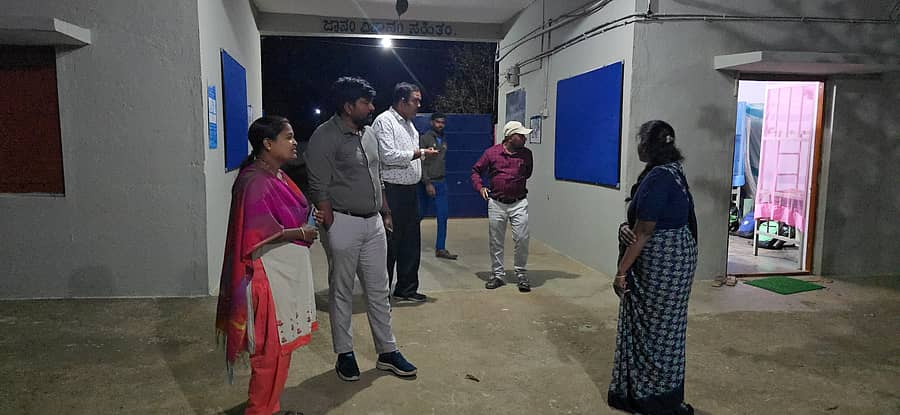 ಗೌರಿಬಿದನೂರಿನ ಕರೇಕಲ್ಲಹಳ್ಳಿಯ ಅಲ್ಪಸಂಖ್ಯಾತರ ಮೊರಾರ್ಜಿ ದೇಸಾಯಿ ವಸತಿ ಶಾಲೆಗೆ ತಹಶೀಲ್ದಾರ್ ಅರವಿಂದ್ ಭೇಟಿ ನೀಡಿ ಪರಿಶೀಲಿಸಿದರು