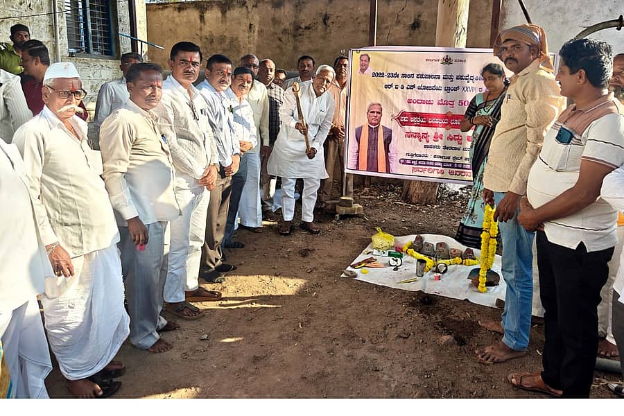 ರಬಕವಿ ಬನಹಟ್ಟಿ ತಾಲ್ಲೂಕಿನ ಪಶು ವೈದ್ಯಕೀಯ ಆಸ್ಪತ್ರೆಗೆ ಶಾಸಕ ಸಿದ್ದು ಸವದಿ ಭೂಮಿ ಪೂಜೆ ನೆರವೇರಿಸಿದರು.