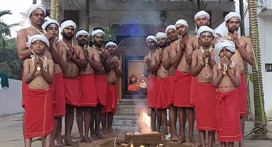 ಸಾಸ್ವೆಹಳ್ಳಿ ಸಮೀಪದ ಉಜ್ಜನಿಪುರದಲ್ಲಿ ಸಂತ ಸೇವಾಲಾಲರ ಭಕ್ತರು ಮಾಲಾಧಾರಿಗಳಾಗಿ ವ್ರತಾಚರಣೆಯಲ್ಲಿ ನಿರತರಾಗಿರುವುದು