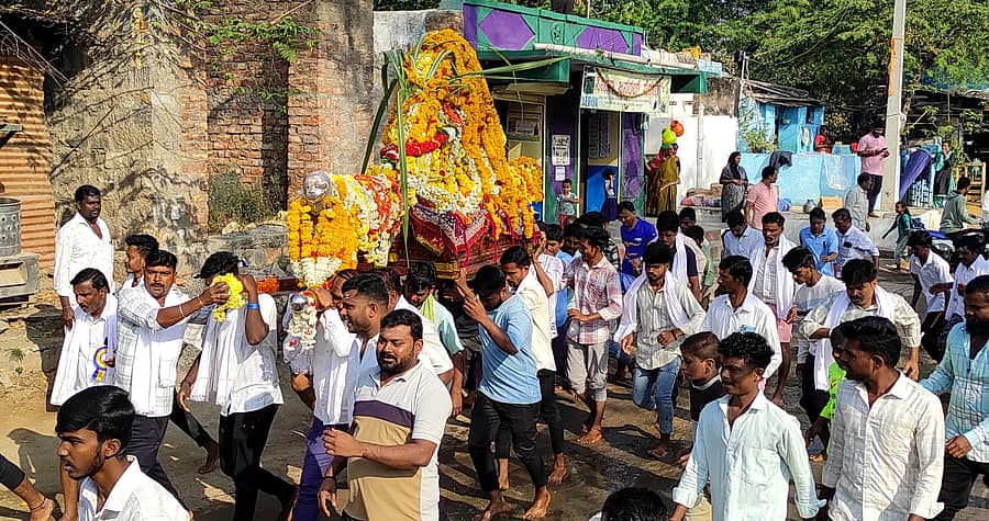 ಕುಷ್ಟಗಿ ತಾಲ್ಲೂಕಿನ ದೋಟಿಹಾಳ ಶುಕಮುನಿಸ್ವಾಮಿ ಜಾತ್ರೆ ನಿಮಿತ್ತ ಪಲ್ಲಕ್ಕಿ ಉತ್ಸವ ಆರಂಭಗೊಂಡಿತು