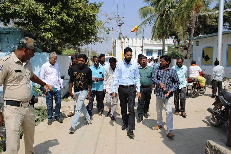 ಗುರುಮಠಕಲ್‌ ತಾಲ್ಲೂಕಿನ ಯಲ್ಸತ್ತಿ ಗ್ರಾಮಕ್ಕೆ ಬುಧವಾರ ಜಿಲ್ಲಾ ಪಂಚಾಯಿತಿ ಸಿಇಒ ಲವೀಶ್‌ ಒರಾಡಿಯ ಭೇಟಿ ನೀಡಿ, ಪರಿಶೀಲಿಸಿದರು