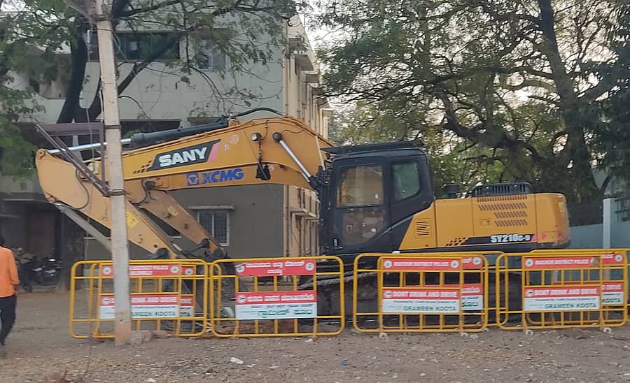 ಪೊಲೀಸರು ಹಿಟಾಚಿ ಯಂತ್ರಗಳನ್ನು ವಶಪಡಿಸಿಕೊಂಡಿರುವುದು