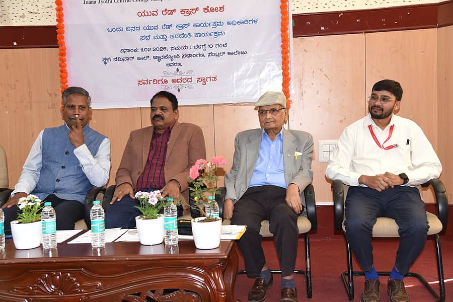 ಬೆಂಗಳೂರು ನಗರ ವಿಶ್ವವಿದ್ಯಾಲಯದಲ್ಲಿ ಯುವ ರೆಡ್ ಕ್ರಾಸ್ ಕಾರ್ಯಕ್ರಮ ಅಧಿಕಾರಿಗಳ ಸಭೆ ಮತ್ತು ತರಬೇತಿ ಶಿಬಿರದಲ್ಲಿ ಕುಲಪತಿ ಬಿ.ರಮೇಶ್‌, ಡಾ.ರಾಜೇಶ್‌, ಆನಂದ್, ರಾಜು ಉಪಸ್ಥಿತರಿದ್ದರು.