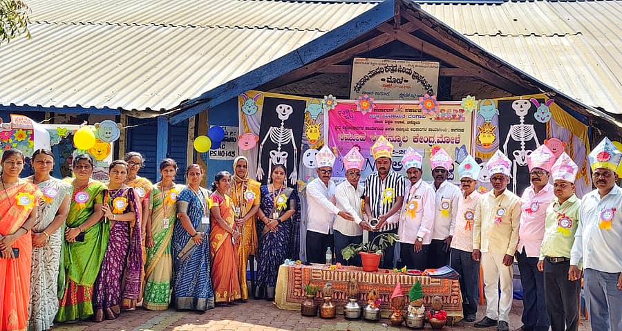 ಕಾಗವಾಡ ತಾಲ್ಲೂಕಿನ ಮೋಳೆ ಗ್ರಾಮದ ಸರ್ಕಾರಿ ಪ್ರಾಥಮಿಕ ಶಾಲೆಯಲ್ಲಿ ಸಮೂಹ ಮಟ್ಟದ ಕಲಿಕಾ ಹಬ್ಬಕ್ಕೆ ಗಣ್ಯರು ಚಾಲನೆ ನೀಡಿದರು
