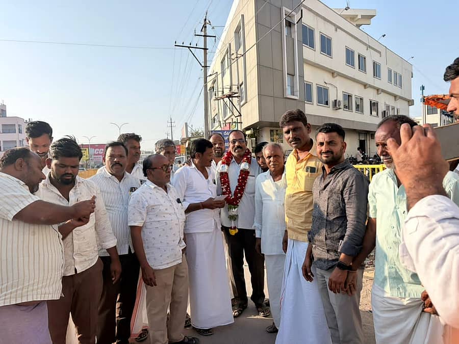 ಮಲ್ಲಿಕಾರ್ಜುನ ಪರಡಿ ಅವರನ್ನು ಅವರೊಂದಿಗೆ ಅಭಿಮಾನಿಗಳು ವಿಜಯೋತ್ಸವ ಆಚರಿಸಿದರು