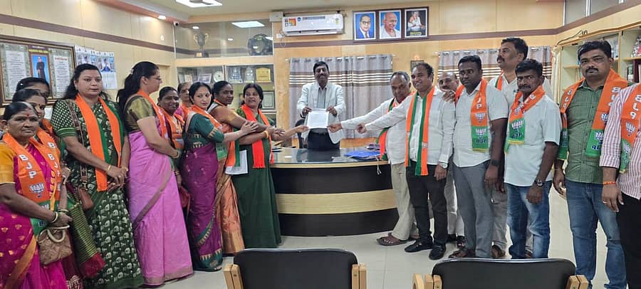 ಹಾವೇರಿ ನಗರದಲ್ಲಿ ಮಂಗಳವಾರ ಬಿಜೆಪಿ ಮಹಿಳಾ ಮೋರ್ಚಾ ವತಿಯಿಂದ ಜಿಲ್ಲಾಧಿಕಾರಿ ವಿಜಯಮಹಾಂತೇಶ ದಾನಮ್ಮನವರ ಅವರಿಗೆ ಮನವಿ ಸಲ್ಲಿಸಿದರು 