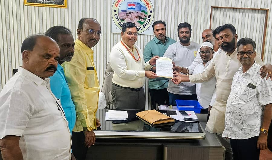 ಇದೇ 16ರಂದು ನಿಗದಿಯಾಗಿರುವ ಬಳ್ಳಾರಿ ಪಾಲಿಕೆಯ ಬಜೆಟ್ ಮತ್ತು ಸಾಮಾನ್ಯ ಸಭೆಯನ್ನು ಮುಂದೂಡಬೇಕು ಎಂದು ಹಲವು ಕಾರ್ಪೊರೇಟರ್‌ಗಳು ಪಾಲಿಕೆ ಆಯುಕ್ತರಿಗೆ ಬುಧವಾರ ಮನವಿ ಸಲ್ಲಿಸಿದರು