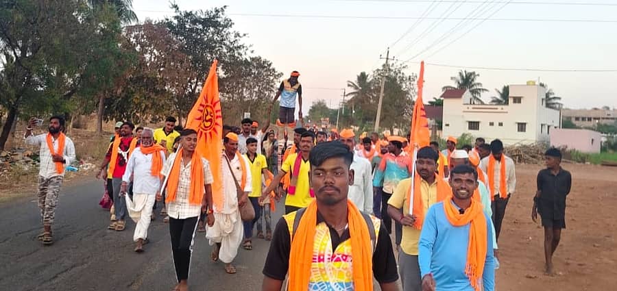 ಸಂಗಾಪುರ ಗ್ರಾಮದಿಂದ ಬುಧವಾರ ಭಕ್ತರು ಹುಬ್ಬಳ್ಳಿಗೆ ಪಾದಯಾತ್ರೆ ಹೊರಟರು.