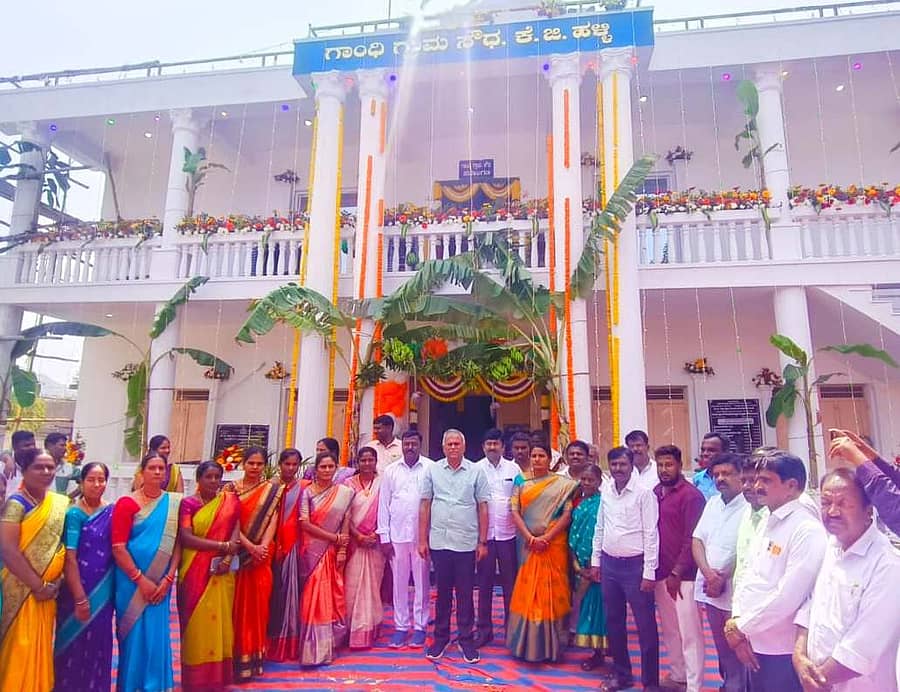 ಮಾಲೂರು ತಾಲ್ಲೂಕಿನ ಕೆ.ಜಿ.ಹಳ್ಳಿ ಗಾಂಧಿ ಗ್ರಾಮಸೌಧ ನೂತನ ಕಟ್ಟಡ ಉದ್ಘಾಟನಾ ಕಾರ್ಯಕ್ರಮದಲ್ಲಿ ಭಾಗವಹಿಸಿದ್ದ ಶಾಸಕ ಕೆ.ವೈ.ನಂಜೇಗೌಡ, ವಿಧಾನಪರಿಷತ್ ಸದಸ್ಯ ಅನಿಲ್‌ಕುಮಾರ್ ಸೇರಿದಂತೆ ಗ್ರಾ.ಪಂ. ಸದಸ್ಯರು ಪಾಲ್ಗೊಂಡಿದ್ದರು