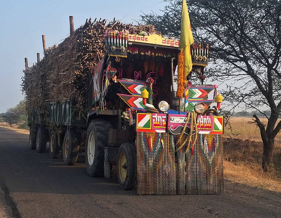 ತಿಕೋಟಾ ತಾಲ್ಲೂಕಿನ ಘೋಣಸಗಿ-ಬಾಬಾನಗರ ರಸ್ತೆಯಲ್ಲಿ ಕಬ್ಬು ತುಂಬಿದ ಟ್ಟ್ರಾಕ್ಟರ್‌ನಲ್ಲಿ ಜೋರು ದ್ವನಿಯಲ್ಲಿ ಡಿಜೆ ಹಾಡನ್ನು ಹಚ್ಚಿಕೊಂಡು ಸಾಗುತ್ತಿರುವುದು