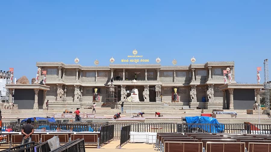 <div class="paragraphs"><p>ಹಂಪಿ ಉತ್ಸವ ಪ್ರಯುಕ್ತ ಹಂಪಿಯ ಗಾಯತ್ರಿ ಪೀಠ ಸಮೀಪ ನಿರ್ಮಾಣವಾಗಿರುವ ಶ್ರೀಕೃಷ್ಣದೇವರಾಯನ ದರ್ಬಾರ್‌ ಮಾದರಿಯ ಭವ್ಯ ವೇದಿಕೆ</p></div>