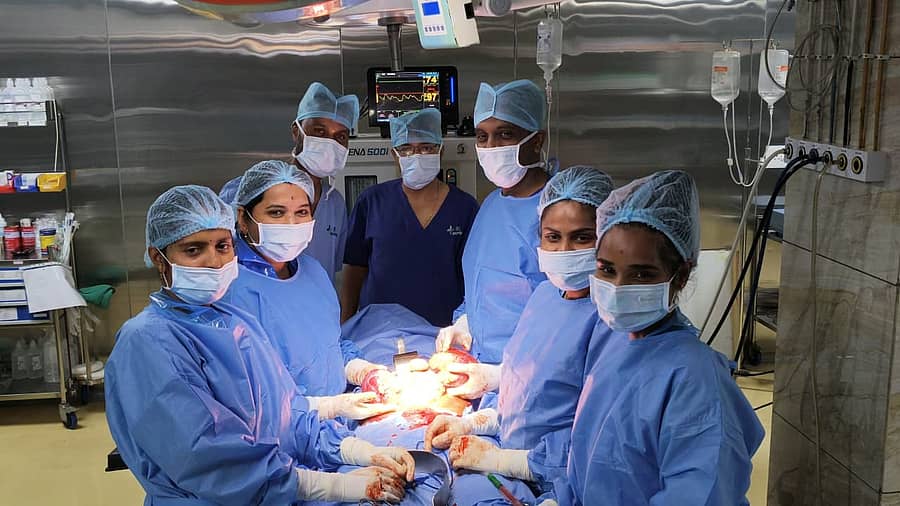ಮಹಿಳೆಗೆ ಶಸ್ತ್ರಚಿಕಿತ್ಸೆ ನಡೆಸಿದ ವೈದ್ಯರ ತಂಡ