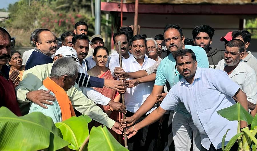 ಸಕಲೇಶಪುರ ತಾಲ್ಲೂಕಿನ ಬಿರಡಹಳ್ಳಿ ಗ್ರಾ.ಪಂ. ವ್ಯಾಪ್ತಿಯ ದೊಡ್ಡನಾಗರ ಮುಖ್ಯರಸ್ತೆಯಿಂದ ಬೈಕೆರೆ ಗ್ರಾಮಕ್ಕೆ ಸಂಪರ್ಕ ಕಲ್ಪಿಸುವ  ಕಾಂಕ್ರೀಟ್ ರಸ್ತೆ ನಿರ್ಮಾಣ ಕಾಮಗಾರಿಗೆ ಬುಧವಾರ ಶಾಸಕ ಸಿಮೆಂಟ್ ಮಂಜು ಭೂಮಿ ಪೂಜೆ ಮಾಡಿದರು