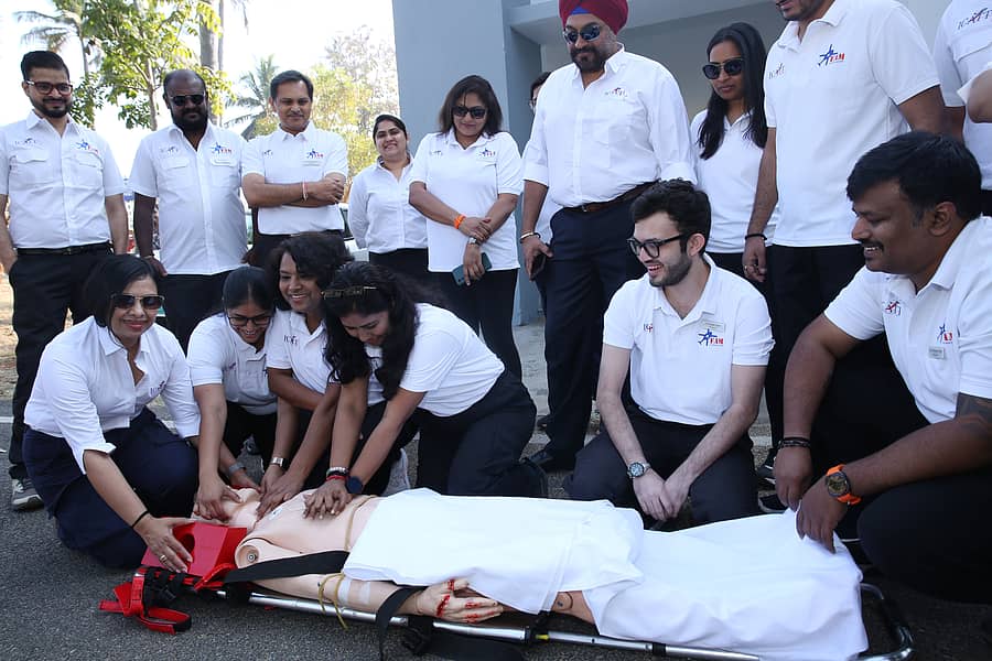 ವೈದ್ಯರ ತಂಡಕ್ಕೆ ಜೀವ ರಕ್ಷಣಾ ಚಿಕಿತ್ಸೆ ನೀಡುತ್ತಿರುವ ‘ಐಕ್ಯಾಟ್‌’ ತಂಡ