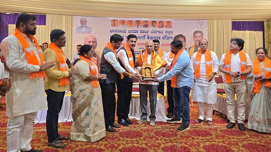 ಬೆಳಗಾವಿಯಲ್ಲಿ ಬುಧವಾರ ಬಿಜೆಪಿ ರಾಜ್ಯ ಘಟಕದ ವತಿಯಿಂದ ಪದ್ಮಶ್ರೀ ಪ್ರಶಸ್ತಿ ಪುರಸ್ಕೃತ ಪ್ರಭಾಕರ ಕೋರೆ ಅವರನ್ನು ಬಿ.ವೈ.ವಿಜಯೇಂದ್ರ ಸನ್ಮಾನಿಸಿದರು. ಸುಭಾಷ ಪಾಟೀಲ, ಗೀತಾ ಸುತಾರ, ಕೇಶವ ಉಪಾಧ್ಯೆ, ಅಭಯ ಪಾಟೀಲ, ಸಂಜಯ ಪಾಟೀಲ, ಅನಿಲ ಬೆನಕೆ, ಮಹಾಂತೇಶ ಕವಟಗಿಮಠ ಪಾಲ್ಗೊಂಡರು  ಪ್ರಜಾವಾಣಿ ಚಿತ್ರ