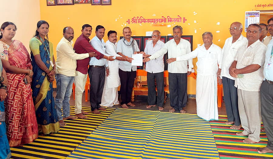 ಹುಣಸಗಿ ಪಟ್ಟಣದ ವರಹಳ್ಳೇರಾಯ ಸೇವಾ ಸಮಿತಿ ಟ್ರಸ್ಟ್‌ಗೆ ಧರ್ಮಸ್ಥಳ ಸಂಸ್ಥೆಯಿಂದ ₹ 1 ಲಕ್ಷ ಮೊತ್ತದ ಮಂಜೂರಾತಿ ಪತ್ರ ನೀಡಲಾಯಿತು