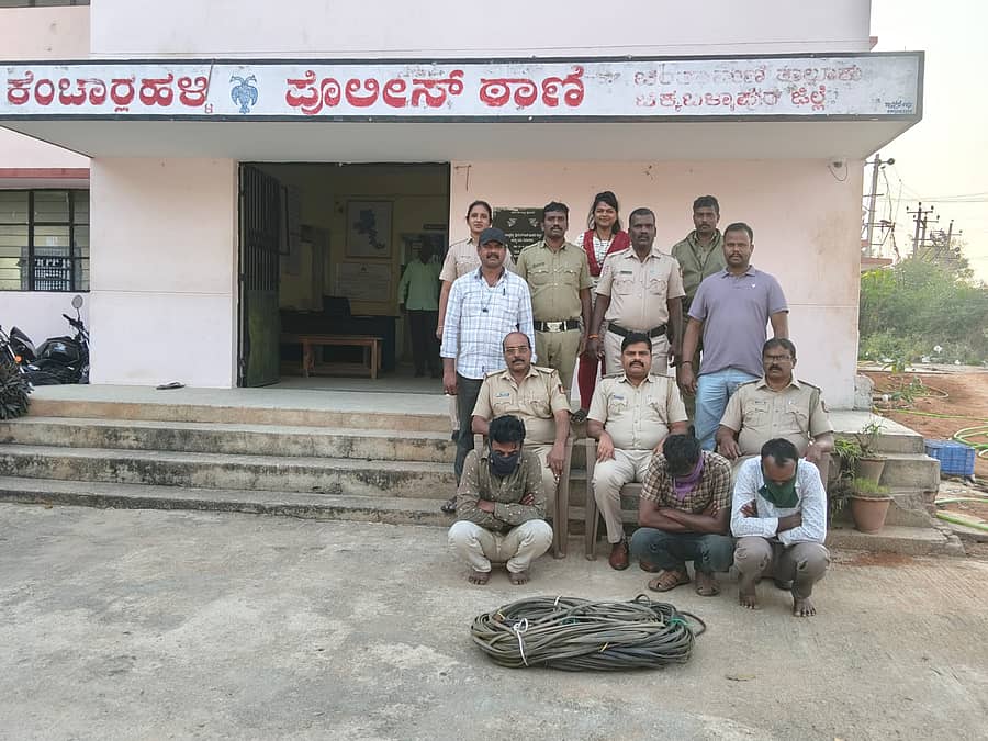 ಚಿಂತಾಮಣಿ ತಾಲ್ಲೂಕಿನ ಕೆಂಚಾರ್ಲಹಳ್ಳಿ ಠಾಣೆ ಪೊಲೀಸರು ಬಂಧಿಸಿರುವ ಕಳ್ಳರು.