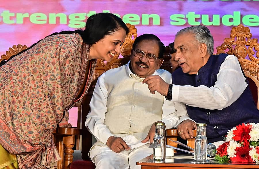 <div class="paragraphs"><p>ರಾಜೀವ್ ಗಾಂಧಿ ಆರೋಗ್ಯ ವಿಜ್ಞಾನಗಳ ವಿಶ್ವವಿದ್ಯಾಲಯ ಬುಧವಾರ ಹಮ್ಮಿಕೊಂಡಿದ್ದ ‘ನಶಾ ಮುಕ್ತ ಕರ್ನಾಟಕ, ಅಂಗಾಂಗ ದಾನ ಅಭಿಯಾನ’ ಕಾರ್ಯಕ್ರಮದಲ್ಲಿ ಸರ್ಕಾರದ ಮುಖ್ಯ ಕಾರ್ಯದರ್ಶಿ ಶಾಲಿನಿ ರಜನೀಶ್, ಗೃಹ ಸಚಿವ ಜಿ.ಪರಮೇಶ್ವರ, ಸಭಾಪತಿ ಬಸವರಾಜ ಹೊರಟ್ಟಿ ಸಮಾಲೋಚನೆಯಲ್ಲಿ ತೊಡಗಿದ್ದರು. </p></div>