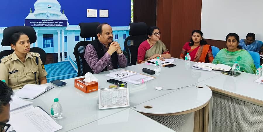 ಕೋಲಾರದಲ್ಲಿ ಬುಧವಾರ ಜಿಲ್ಲಾಧಿಕಾರಿ ಎಂ.ಆರ್.ರವಿ ಜಿಲ್ಲಾ ವಿಪತ್ತು ನಿರ್ವಹಣಾ ಪ್ರಾಧಿಕಾರದ ಸಭೆಯಲ್ಲಿ ಮಾತನಾಡಿದರು