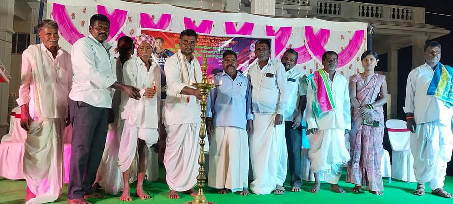 ಯಲಬುರ್ಗಾ ತಾಲ್ಲೂಕು ಚಿಕ್ಕವಂಕಲಕುಂಟಾ ಗ್ರಾಮದ ಮಾರುತೇಶ್ವರ ಜಾತ್ರೆಯ ಪ್ರಯುಕ್ತ ಆಯೋಜಿಸಿದ್ದ ರಸಮಂಜರಿ ಹಾಗೂ ಬಾಲ್ಯವಿವಾಹ ನಿಷೇಧ ಕುರಿತ ಜಾಗೃತಿ ಕಾರ್ಯಕ್ರಮಕ್ಕೆ ಗಣ್ಯರು ಚಾಲನೆ ನೀಡಿದರು