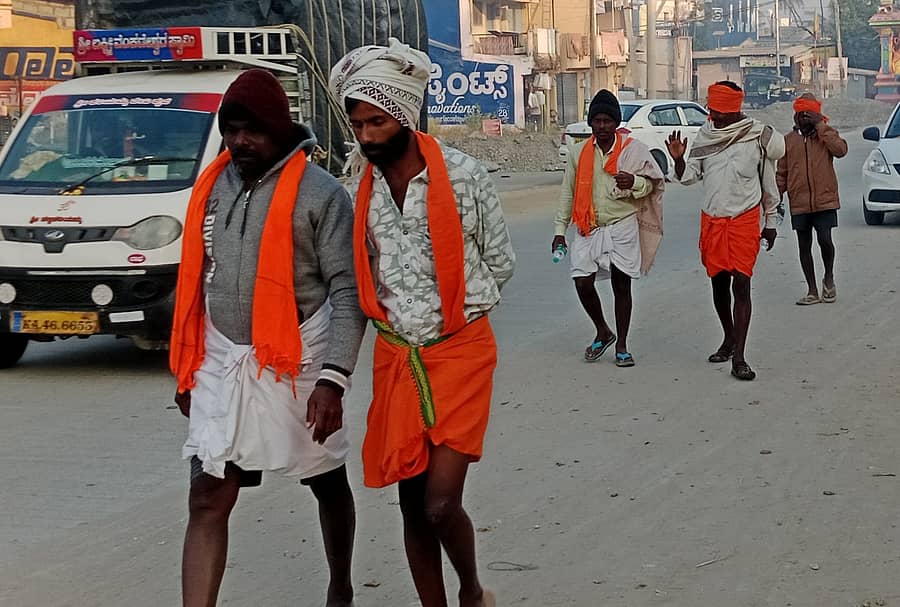 ತುಮಕೂರು ಜಿಲ್ಲೆಯ ಮಧುಗಿರಿಯ ಪಾದಯಾತ್ರಿಗಳು ಮೈನಡುಗಿಸುವ ಚಳಿಯಲ್ಲಿ ತಲೆಗೆ ಪೇಟ ಸುತ್ತಿಕೊಂಡು ಹಳೇಬೀಡಿನಲ್ಲಿ ಬುಧವಾರ ಮುಂಜಾನೆ ಹೆಜ್ಜೆ ಹಾಕಿದರು  
