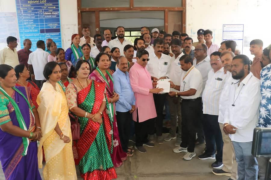 ಶಿವಮೊಗ್ಗದಲ್ಲಿ ಮಂಗಳವಾರ ಮಾಜಿ ಶಾಸಕ ಕೆ.ಬಿ.ಪ್ರಸನ್ನಕುಮಾರ್ ನೇತೃತ್ವದಲ್ಲಿ ಜಿಲ್ಲಾಡಳಿತಕ್ಕೆ ಮನವಿ ಸಲ್ಲಿಸಲಾಯಿತು