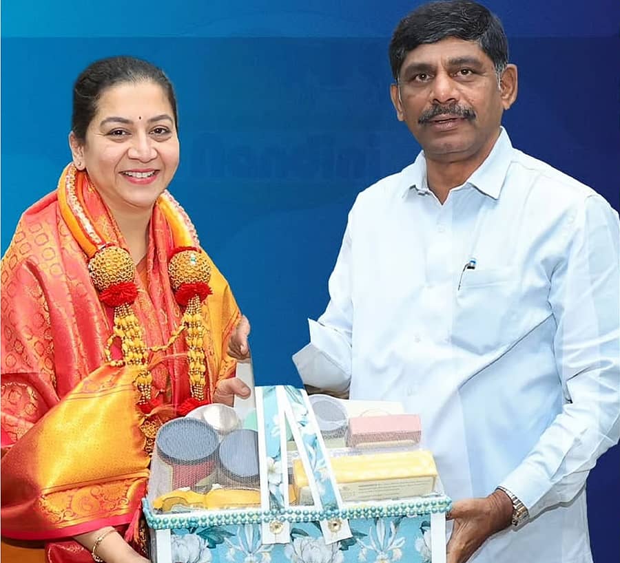 ಬಮೂಲ್‌ನ ಪ್ರಚಾರ ರಾಯಭಾರಿಯಾಗಿ ನೇಮಕವಾಗಿರುವ ನಟಿ ಸುಧಾರಾಣಿ ಅವರಿಗೆ ಅಧ್ಯಕ್ಷ ಡಿ.ಕೆ.ಸುರೇಶ್ ಅವರು ನಂದಿನಿ ಉತ್ಪನ್ನಗಳನ್ನು ನೀಡಿದರು.