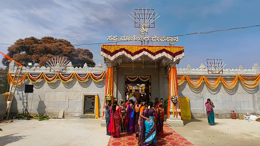 ಪರಮನಹಳ್ಳಿ ಗ್ರಾಮದಲ್ಲಿ ಎಪಿಎಂಸಿ (ಬೆಂಗಳೂರು) ಮಾಜಿ ಅಧ್ಯಕ್ಷರಾದ ಪಿ.ಕೆ. ರಾಜಗೋಪಾಲ್ ಮತ್ತು ಕುಟುಂಬದವರು ನೂತನವಾಗಿ ನಿರ್ಮಿಸಿರುವ ಸಪ್ತಮಾತೆಯರ ದೇವಾಲಯದಲ್ಲಿ ದೇವರ ಪ್ರತಿಷ್ಠಾಪನೆ ಹಾಗೂ ಕುಂಭಾಭಿಷೇಕ ಕಾರ್ಯಕ್ರಮವನ್ನು ನೆರವೇರಿಸಲಾಯಿತು