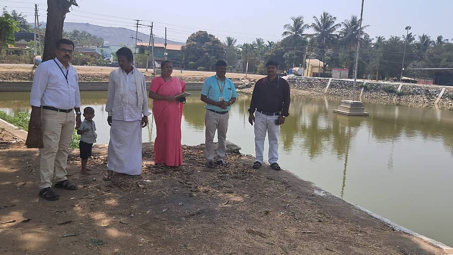 ಕಡರನಾಯ್ಕನಹಳ್ಳಿ ಸಮೀಪದ ಹಿಂಡಸಘಟ್ಟಿ ಗ್ರಾಮದಲ್ಲಿ ಆರೋಗ್ಯ ಇಲಾಖೆ ಅಧಿಕಾರಿಗಳು ಪರಿಶೀಲನೆ ನಡೆಸಿದರು