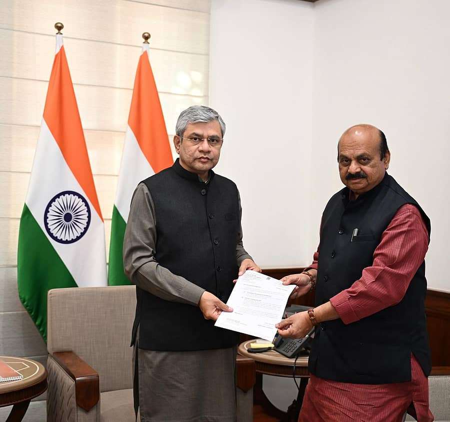 <div class="paragraphs"><p>ಅಶ್ವಿನಿ ವೈಷ್ಣವ್‌ ಅವರಿಗೆ ಬಸವರಾಜ ಬೊಮ್ಮಾಯಿ ಮನವಿ ಸಲ್ಲಿಸಿದರು.&nbsp;</p></div>