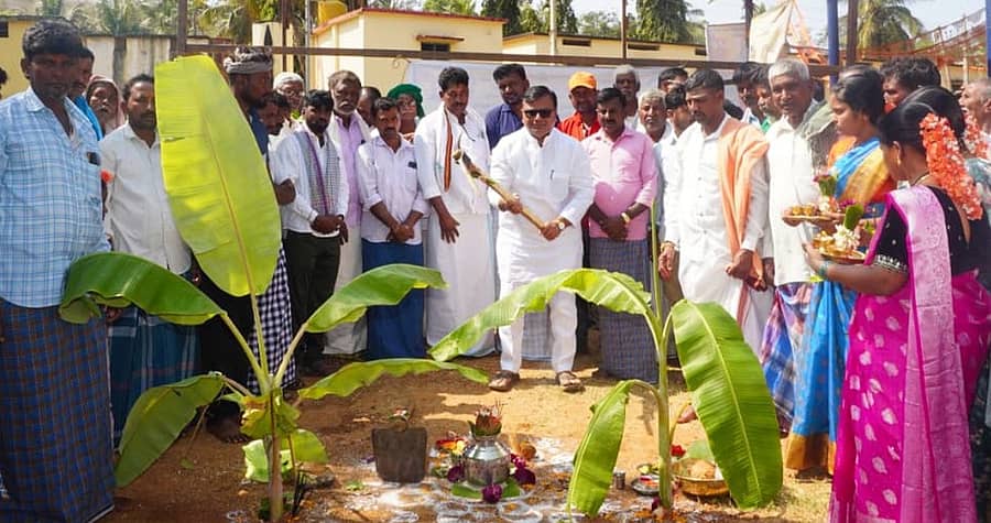 ಹಾನಗಲ್ ತಾಲ್ಲೂಕು ಕೆಲವರಕೊಪ್ಪ ಗ್ರಾಮದ ಅಭಿವೃದ್ಧಿ ಕಾಮಗಾರಿಗಳಿಗೆ ಬುಧವಾರ ಶಾಸಕ ಶ್ರೀನಿವಾಸ ಮಾನೆ ಭೂಮಿಪೂಜೆ ನೆರವೇರಿಸಿದರು 