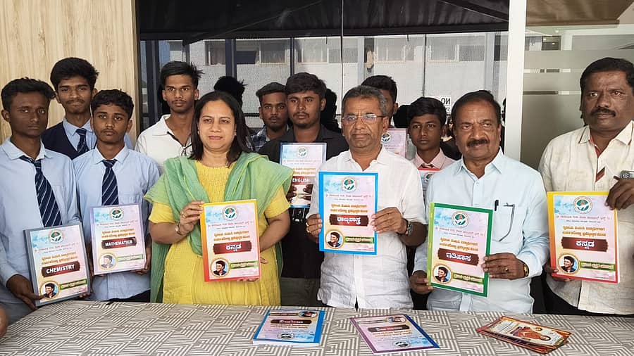 ಪುನೀತ್‌ ಪುಸ್ತಕ ಯೋಜನೆಯಡಿ ದ್ವಿತೀಯ ಪಿಯುಸಿ ವಿದ್ಯಾರ್ಥಿಗಳಿಗೆ ಪ್ರಶ್ನೋತ್ತರ ಕೋಶವನ್ನು ನಿರ್ಮಾಪಕಿ ಅಶ್ವಿನಿ ಪುನೀತ್‌ ರಾಜಕುಮಾರ್‌ ಜನಾರ್ಪಣೆಗೊಳಿಸಿದರು.