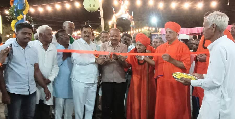 ಕುಂದಗೋಳ ತಾಲ್ಲೂಕಿನ ಪಶುಪತಿಹಾಳ ಗ್ರಾಮದ ಶ್ರೀ ಬಾಲಲೀಲಾ ಮಹಾಂತ ಶಿವಯೋಗಿಗಳ ಮಠದ "ಮಹಾಂತ ದಾಸೋಹ ಭವನವನ್ನು ಶಾಸಕ ಎಂ.ಆರ್.ಪಾಟೀಲ ಉದ್ಘಾಟಿಸಿದರು