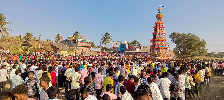 ಹಳಿಯಾಳ ತಾಲ್ಲೂಕಿನ ಮುರ್ಕವಾಡದ ಗ್ರಾಮದೇವಿ ಲಕ್ಷ್ಮಿದೇವಿಯ ಜಾತ್ರಾ ಮಹೋತ್ಸವದ ಅಂಗವಾಗಿ ಬುಧವಾರ ಅದ್ದೂರಿ ರಥೋತ್ಸವ ನಡೆಯಿತು