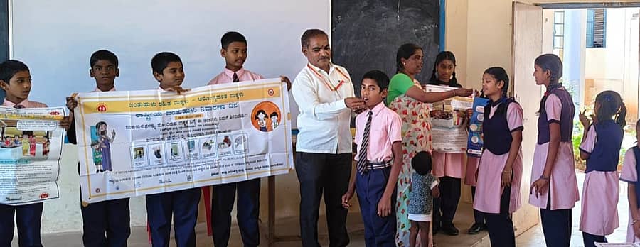 ಮಲ್ಲಾಪೂರ ಶಾಲೆಯಲ್ಲಿ ಮಕ್ಕಳಿಗೆ ಅಲ್ಬೆಂಡಾಜೋಲ್ ಮಾತ್ರೆ ನೀಡಲಾಯಿತು