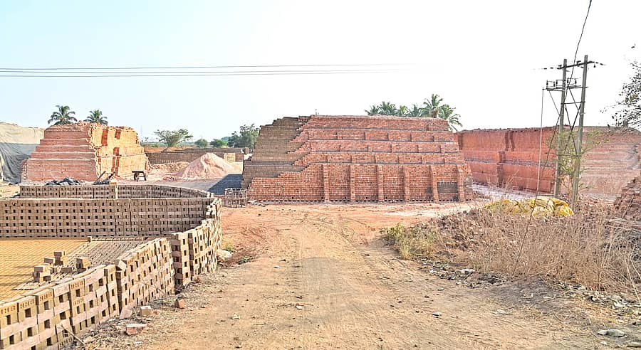 <div class="paragraphs"><p>ದಾವಣಗೆರೆ ಜಿಲ್ಲೆ ಹರಿಹರ ತಾಲ್ಲೂಕಿನಲ್ಲಿ ಕಂಡುಬರುವ ಇಟ್ಟಿಗೆ ಭಟ್ಟಿಗಳ ನೋಟ</p></div>