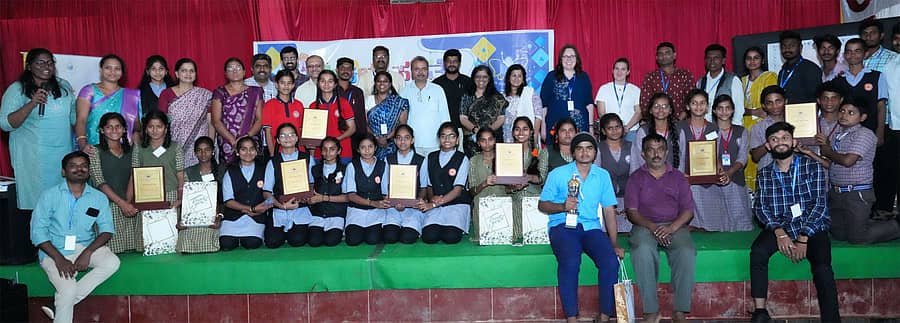 ರಾಣೆಬೆನ್ನೂರಿನ ಆರ್‌ಟಿಇಎಸ್‌ ಕಾಲೇಜಿನ ಸಭಾಂಗಣದಲ್ಲಿ ಬೆಂಗಳೂರಿನ ಡ್ರೀಮ್‌ ಸ್ಕೂಲ್ ಫೌಂಡೇಶನ್ ವತಿಯಿಂದ ಹಮ್ಮಿಕೊಂಡಿದ್ದ ಮಕ್ಕಳ ಸಂತೆ ಕಾರ್ಯಕ್ರಮದಲ್ಲಿ ವಿಜೇತ ವಿದ್ಯಾರ್ಥಿಗಳಿಗೆ ಬಹುಮಾನ ವಿತರಿಸಲಾಯಿತು 