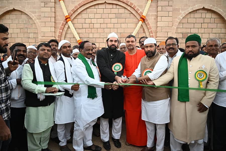 ಅಣ್ಣಿಗೇರಿಯ ಮಣಕವಾಡ ರಸ್ತೆಯಲ್ಲಿ ನಿರ್ಮಿಸಿರುವ ಈದ್ಗಾ ಕಟ್ಟಡವನ್ನು ಸಲೀಂ ಅಹಮದ್‌  ಉದ್ಘಾಟಿಸಿದರು