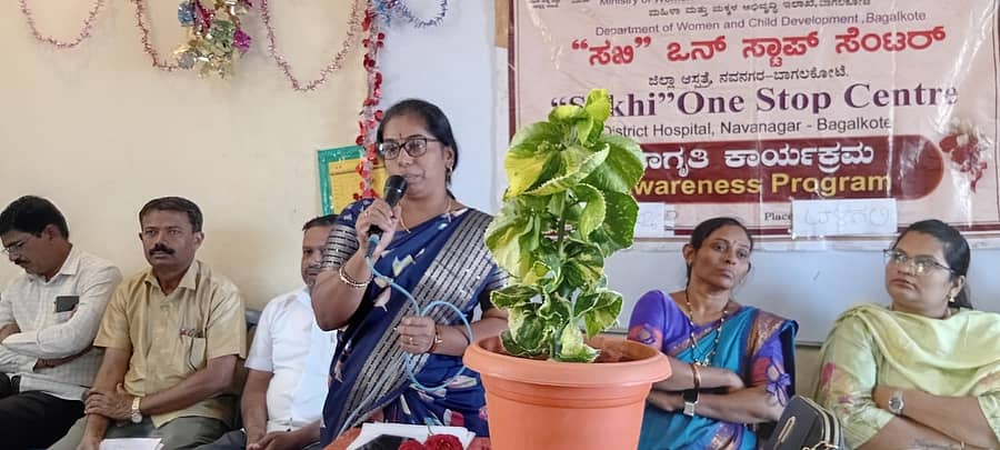 ಮಹಾಲಿಂಗಪುರ ಸಮೀಪದ ರನ್ನಬೆಳಗಲಿಯ ಸಿದ್ಧಾರೂಢ ಸರ್ಕಾರಿ ಪ್ರೌಢಶಾಲೆಯಲ್ಲಿ ಹಮ್ಮಿಕೊಂಡ ಜಾಗೃತಿ ಕಾರ್ಯಕ್ರಮದಲ್ಲಿ ಪ್ರಭಾರ ಮುಖ್ಯಶಿಕ್ಷಕಿ ಎಸ್.ಎಸ್.ಉದಪುಡಿ ಮಾತನಾಡಿದರು