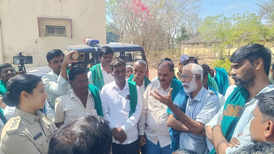 ಗುಂಡ್ಲುಪೇಟೆ ಪಟ್ಟಣದ ಹಳೇ ಪ್ರವಾಸಿ ಮಂದಿರದ ಮುಂದೆ ಸಾಮೂಹಿಕ ನಾಯಕತ್ವದ ಕರ್ನಾಟಕ ರಾಜ್ಯ ರೈತ ಸಂಘದ ಪದಾಧಿಕಾರಿಗಳು ಬುಧವಾರ ಪ್ರತಿಭಟನೆ ‌ನಡೆಸಿದರು. ಈ ವೇಳೆ ಡಿವೈಎಸ್ಪಿ ಸ್ನೇಹಾರಾಜ್ ಮತ್ತು ರೈತರ ನಡುವೆ ವಾಗ್ವಾದ ನಡೆಯಿತು 