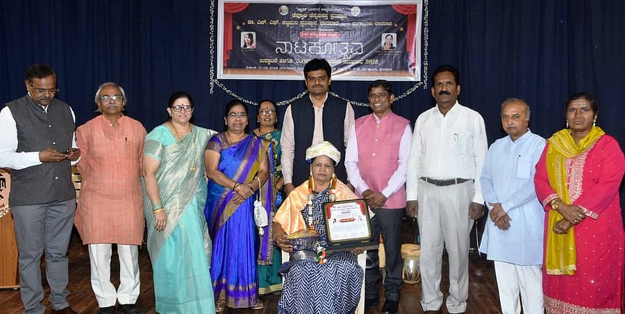 ಧಾರವಾಡದ ರಂಗಾಯಣದದಲ್ಲಿ ನಡೆದ ಕಾರ್ಯಕ್ರಮದಲ್ಲಿ ರಂಗಕರ್ಮಿ ವೀಣಾ ಮೋಡಕ ಅವರಿಗೆ `ರಂಗರಶ್ಮಿ' ಪ್ರಶಸ್ತಿ ಪ್ರದಾನ ಮಾಡಲಾಯಿತು 