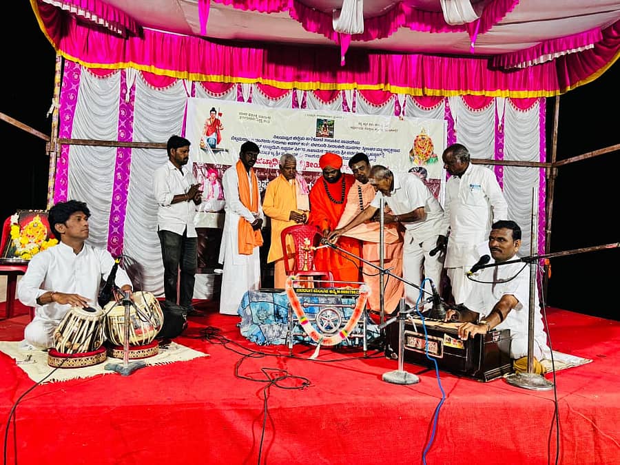 ತಾಳಿಕೋಟೆ ತಾಲ್ಲೂಕಿನ ನಾವದಗಿ ಗ್ರಾಮದ ಪರ್ವತೇಶ್ವರ ಬ್ರಹನ್ಮಠದ ರಾಜ ಗುರು ರಾಜೇಂದ್ರ ಒಡೆಯರ್ ಶಿವಾಚಾರ್ಯರ ಗುರು ಪಟ್ಟಾಧಿಕಾರದ ದ್ವಿತೀಯ ವಾರ್ಷಿಕೋತ್ಸವದ ಅಂಗವಾಗಿ ನಡೆಯುತ್ತಿರುವ ಗುಡ್ಡಾಪುರದ ದಾನಮ್ಮ ದೇವಿ ಪುರಾಣ ಆರಂಭೋತ್ಸವ ಕಾರ್ಯಕ್ರಮವನ್ನು ಗಣ್ಯರು ಉದ್ಘಾಟಿಸಿದರು 