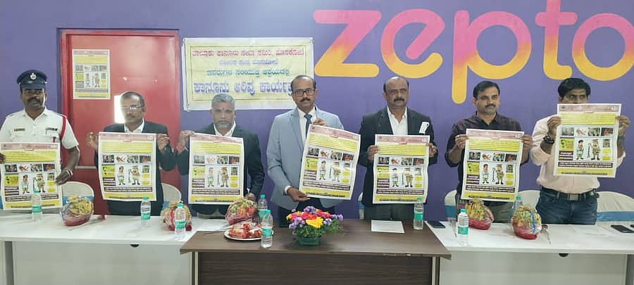 ಚೊಳಪ್ಪನಹಳ್ಳಿ ಗ್ರಾಮದಲ್ಲಿ ಜೀತ ಪದ್ಧತಿ ನಿರ್ಮೂಲನಾ ದಿನಾಚರಣೆ ಅಂಗವಾಗಿ ಕಾನೂನು ಅರಿವು ಭಿತ್ತಿಪತ್ರ ಪ್ರದರ್ಶನ ಮಾಡಲಾಯಿತು