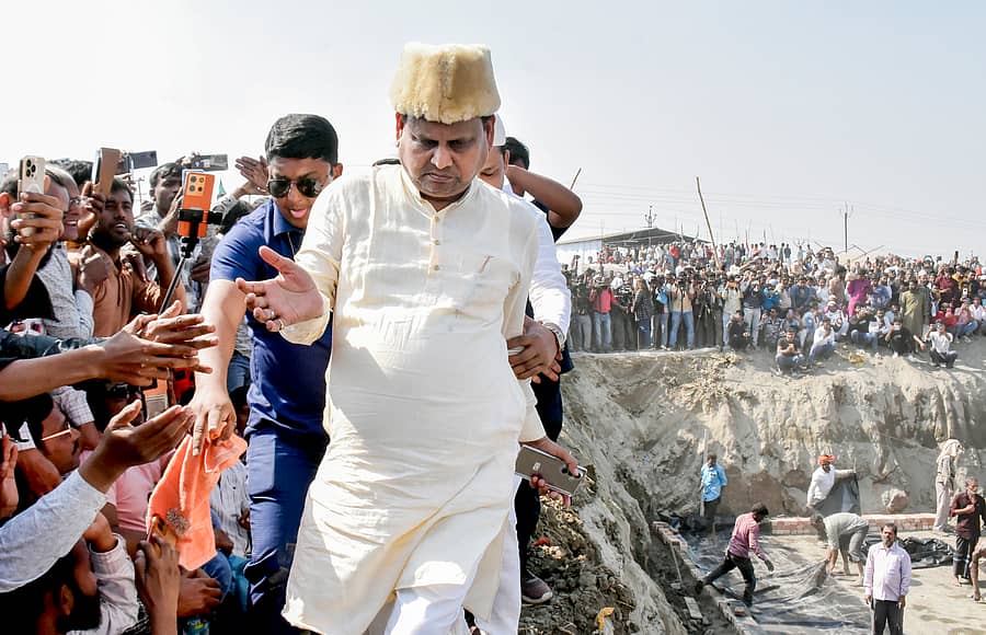 <div class="paragraphs"><p>ಪಶ್ಚಿಮ ಬಂಗಾಳದ ಮುರ್ಷಿದಾಬಾದ್‌ ಜಿಲ್ಲೆಯ&nbsp;ಬೆಲ್ದಂಗದ ರೆಜಿನಗರದಲ್ಲಿ ಬಾಬರಿ ಮಸೀದಿ ಮಾದರಿಯ ಮಸೀದಿ ನಿರ್ಮಾಣಕ್ಕೆ ಮುಂದಾಗಿರುವ ಟಿಎಂಸಿಯ ಅಮಾನತುಗೊಂಡಿರುವ ಶಾಸಕ ಹುಮಾಯೂನ್‌ ಕಬೀರ್‌ ಅವರಿಗೆ ಸಾರ್ವಜನಿಕರು ಬುಧವಾರ ಶುಭಕೋರಿದರು –ಪಿಟಿಐ ಚಿತ್ರ&nbsp;</p></div>