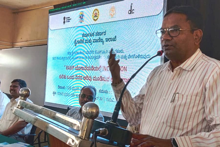 ಗುರುಮಠಕಲ್ ಪಟ್ಟಣದ ಸರ್ಕಾರಿ ಪ್ರಥಮ ದರ್ಜೆ ಪದವಿ ಕಾಲೇಜಿನಲ್ಲಿ ಗುರುವಾರ ಜರುಗಿದ ಕಾರ್ಯಾಗಾರದಲ್ಲಿ ಜಿಲ್ಲಾ ಕೈಗಾರಿಕಾ ಕೇಂದ್ರದ ಜೆಡಿ ಬಿ.ಸತೀಶಕುಮಾರ ಮಾತನಾಡಿದರು